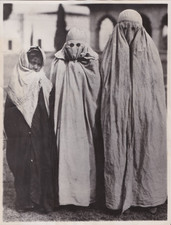 1932 Press Photo Muslim Women of India still wearing Veil and Ghostlike Garb picture