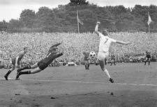 German Football Championship on June 22 1963 - 1 FC Cologne - 1 FC- Old Photo 10 picture
