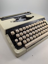 Vintage Montgomery Ward Signature 200 EBK 8014 Typewriter . In great condition. picture