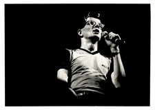 LD437 1981 Original Linda Matlow Photo MARK MOTHERSBAUGH PERFORMING W/ DEVO picture