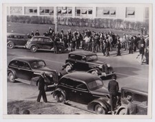U.A.W. PICKETS FACTORY in FLINT MICHIGAN *RARE Classic VINTAGE 1937 press photo picture