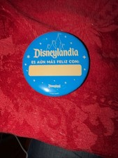 RARE SPANISH DISNEYLAND GUEST BUTTONS ES AUN MAS FELIZ CON (2) picture