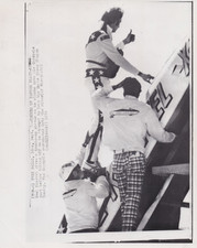 1974 Press Photo Evel Knievel climbs in Skycycle X-2 before Snake River Jump picture