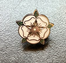 Yorkshire White Tudor Rose God's Own Country Floral Enamel Pin Badge Small (f) picture