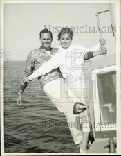 1959 Press Photo John Compton and Rebecca Wells sail to Santa Catalina Island picture