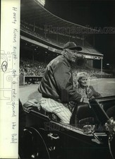 1982 Press Photo Brewers Manager Harvey Kuenn and wife - mjx84071 picture