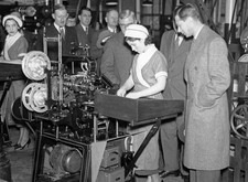 George IV 1895 1952 on a visit to Messrs Clarke Nicholls Coombs a - Old Photo picture