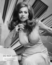 VALERIE LEON ENGLISH ACTRESS - 8X10 PUBLICITY PHOTO (MW-299) picture