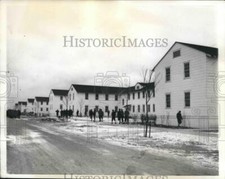 1942 Press Photo Street view of barracks at Great Lakes Naval Station, Illinois picture