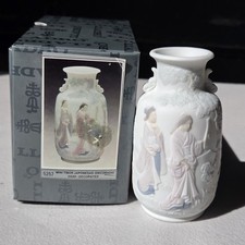Lladro Mini Vase #5257 - mint condition - Comes with the box - Japanese Vase picture