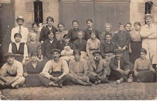 Photography - No. 90938 - Group Of People In A Courtyard - Photo Card picture