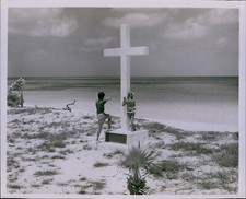 LG823 1966 Original Photo SAN SALVADOR BAHAMAS Columbus Landing Monument Cross picture
