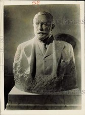 1923 Press Photo Henry Clay Frick bust erected in Pittsburgh Frick Building picture