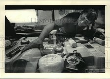 1985 Press Photo Dick Rybicki Cheese Factory Display Case in Plover, Wisconsin picture