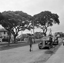 A Local Man Carries Items On His Head In Bridgetown 1946 Barbados OLD PHOTO picture