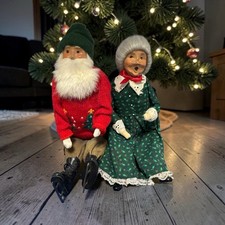 Vintage 1992 Byers Choice Carolers Mr & Mrs Claus Sitting Bench w Skates picture