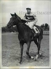 1937 Press Photo WD Wright on Cabellero II at Saratoga Springs track NY picture