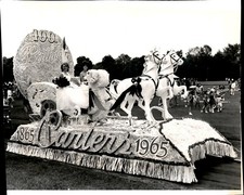 LG56 1965 Original Photo CARTERS 100TH BIRTHDAY PARADE FLOAT PAGEANT MODELS picture