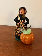 Byers Choice Emporium Exclusive Halloween 2016 Witch w/Large Pumpkin Cauldron picture