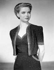 Radio actress Dorothy McGuire She has a role in the radio soap o 1940s Photo 2 picture