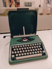 OLIVETTI LETTERA 82. HERMES BABY. PICA FONT. SPANISH LAYOUT. GREEN. POP. 1985 picture