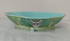 This specific piece is an antique 19th-century Chinese export porcelain bowl picture