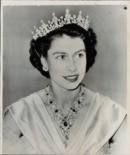1951  Press Photo Princess Elizabeth of England Wears Jeweled Tiara , Necklace picture