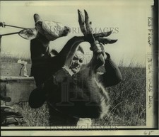 1968 Press Photo Sunshine State Wildlife officer releases LA deer in Everglades picture