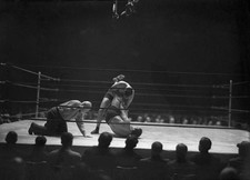 Jimmy Mc Millen standing trying to pin Londos shoulders to man wit- Old Photo picture