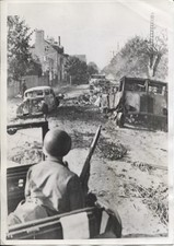 1944 Press Photo American Troops Sweeping through Avranches France picture