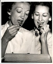 LG102 1957 Original Photo GARROTT CANDY CO GORGEOUS WOMEN EATING TASTY SWEETS picture