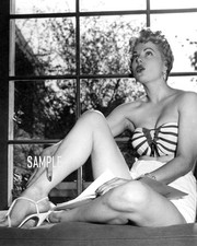Leggy MARTHA HYER Sexy Photo (237-i-2) picture