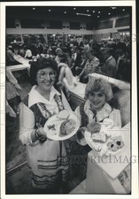 1986 Press Photo Folk Fair Employees Display Food - mjb07620 picture