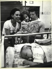1979 Press Photo Paula and Timothy Lee read to their daughter, Dawn Marie picture