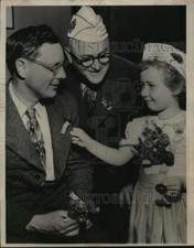 1951 Press Photo Frank Zeidler, Mayor of Milwaukee Seen With a Man and Child picture