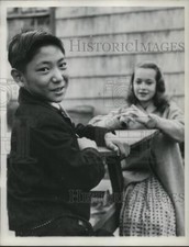 1958 Press Photo Lee Kyung Soo Paladine & girlfriend Mary Clavin picture
