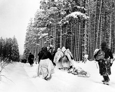 Battle of the Bulge American troops in snow 8