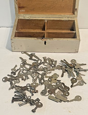 VINTAGE RETRO AMERICANO KEY LOT VINTAGE BOX of ANTIQUE LOT 75 KEYS🌺🌺 picture