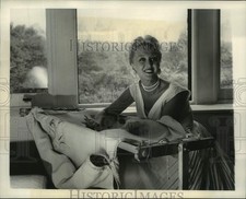 1954 Press Photo Celeste Holm in her Apartment Overlooking NY's Central Park picture