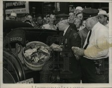 1937 Press Photo New York SPCA guards look at dead pigeons found in Verdi Square picture