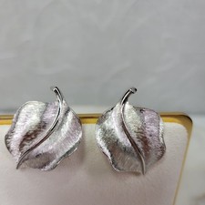 Vintage Crown Trifari Leaf Clip On Earrings 1.25