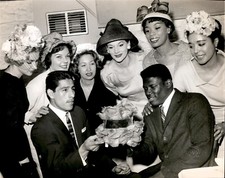 LD346 Original UPI Photo SANDY SADDLER FEATHERWEIGHT BOXING CHAMP @ LADIES picture