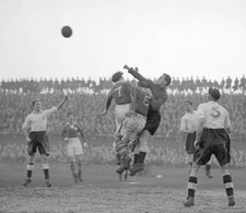 Fulhams goalkeeper Ian Black makes a flying leap punch clear f- 1951 Old Photo picture