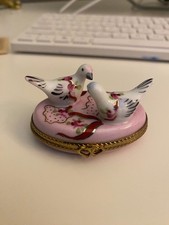 NOS MIB Limoges France Peint Main Porcelain Trinket Box Two Lovebirds Doves COA picture