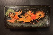 Vintage Soviet-era Palekh Hand painted Lacquer Paper-Mache Trinket Box - Signed picture