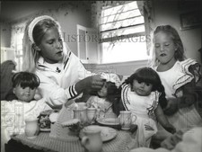 1994 Press Photo Ceci and Sarah Wilson with their American Girl Collection dolls picture