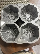 Wilton Dimensions Snowflake Cake Pan 4 Cavity Mini Bundt Holiday Bakeware 5028 picture