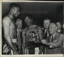 1956 Press Photo Boxer Floyd Patterson weighs in for bout with Tommy Jackson picture