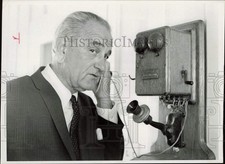 1969 Press Photo Lyndon Johnson used old-fashioned telephone on the LBJ Ranch picture