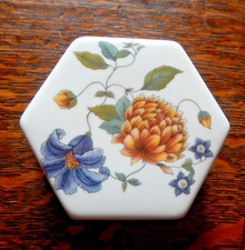 Wedgwood - ROSEMEADE - Vintage Hexagon 1989 -  Trinket Box - Bone China - picture